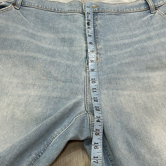 Old Navy Women’s Plus Size Boyfriend Cuffed Distressed Jeans Size 28 - Picture 2 of 7